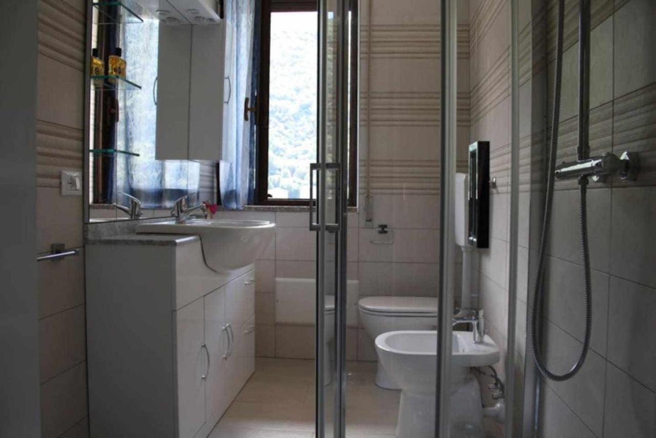 Bluelake Apartament 1 Omegna Bagian luar foto